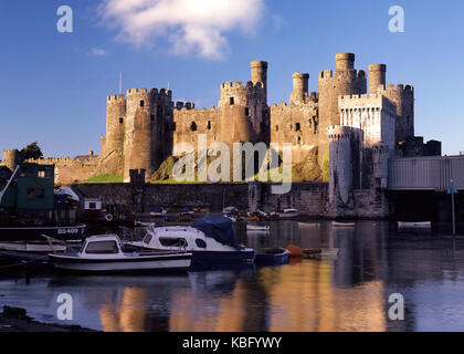 Blick über das ruhige Wasser des Flusses Conwy in Richtung Conwy Castle, Clwyd, North Wales Stockfoto