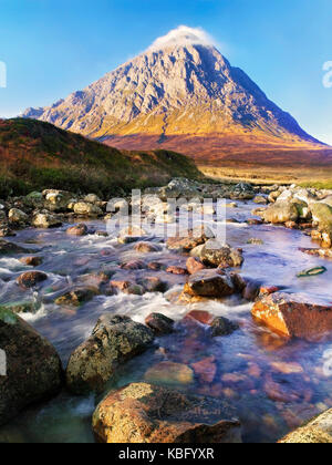 Ein sonniger Blick auf den berühmten Berg Buachaille Etive Mor in Rannoch Moor in den schottischen Highlands Stockfoto