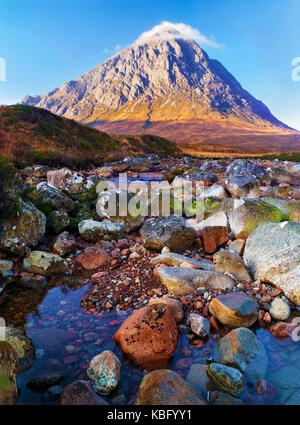 Ein sonniger Blick auf den berühmten Berg Buachaille Etive Mor in Rannoch Moor in den schottischen Highlands Stockfoto