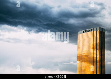 Trump International Hotel Las Vegas, NV gegen einen dunklen und düsteren Himmel. Trübe für Präsident Donald Trump. Stockfoto