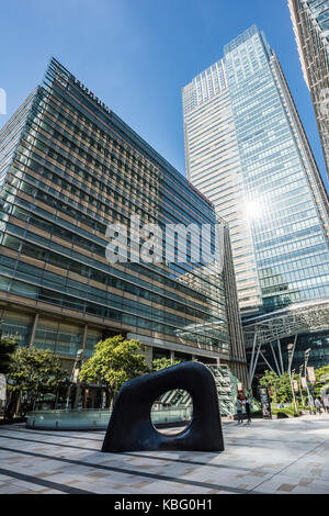 Ein Kunstwerk "yomu' durch Kan Yasuda und Tokyo Midtown Gebäude, Minato-Ku, Tokyo, Japan Stockfoto