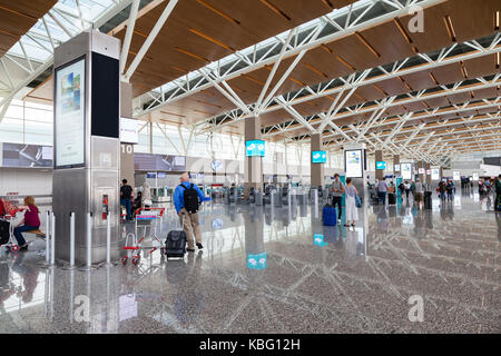 CALGARY, Kanada - 30. AUGUST 2017: die Passagiere am internationalen Terminal von Calgary International Airport. 1938 eröffnet, der Flughafen bietet nicht-s Stockfoto