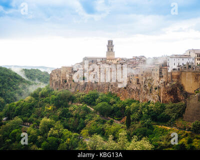 Stadt pitigliano in der Toskana, Italien, nach Sonnenuntergang. Stockfoto