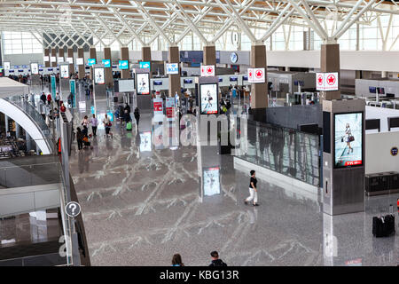 CALGARY, Kanada - 30. AUGUST 2017: die Passagiere am internationalen Terminal von Calgary International Airport. 1938 eröffnet, der Flughafen bietet nicht-s Stockfoto