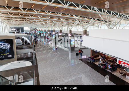 CALGARY, Kanada - 30. AUGUST 2017: die Passagiere am internationalen Terminal von Calgary International Airport. 1938 eröffnet, der Flughafen bietet nicht-s Stockfoto