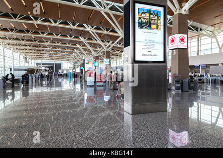 CALGARY, Kanada - 30. AUGUST 2017: die Passagiere am internationalen Terminal von Calgary International Airport. 1938 eröffnet, der Flughafen bietet nicht-s Stockfoto