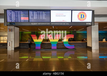 CALGARY, Kanada - 30. AUGUST 2017: die Passagiere am internationalen Terminal von Calgary International Airport. 1938 eröffnet, der Flughafen bietet nicht-s Stockfoto