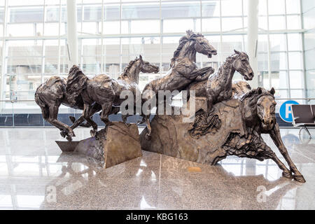 CALGARY, Kanada - 30. AUGUST 2017: "Breakaway" Bronzestatue von Robert Keith Spaith in Calgary International Airport Terminal. Es besteht aus fünf Uni Stockfoto
