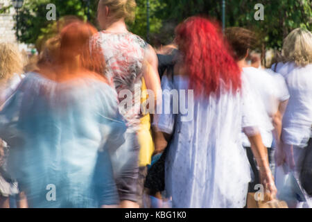 Blurry Menschen zu Fuß auf der Straße von Athen Stockfoto