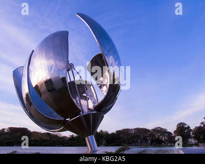 Buenos Aires, Argentinien: floralis Genérica ist eine Skulptur aus Stahl und Aluminium, ein Geschenk an die Stadt von der argentinischen Architekten Stockfoto