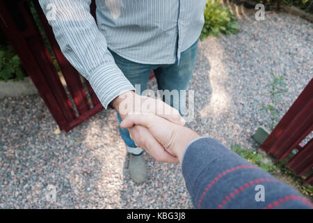 Blick von oben auf die beiden Männer die Hände schütteln beim Stehen im Freien Stockfoto