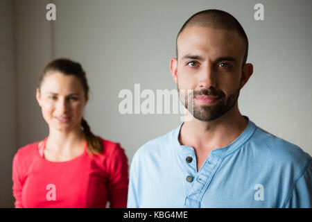 Portrait von Yoga Lehrer mit Schüler stehen in Yoga Studio Stockfoto