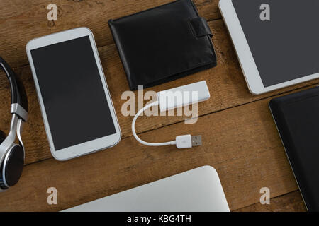 Die Gemeinkosten der verschiedenen elektronischen Gadgets auf Holzbrett Stockfoto