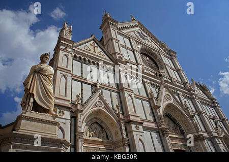 Denkmal von Dante und der Kirche des Heiligen Kreuzes (Basilica di Santa Croce) in Florenz, Italien, auch bekannt als Tempel der Italienischen Glories (Tempio de Stockfoto