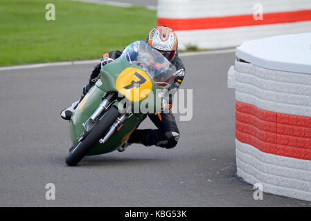 1962 Norton Manx 500 im Besitz von Susan Barford, gefahren von Jeremy McWilliams, Rennen beim Goodwood Revival 2017 Stockfoto