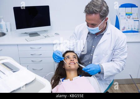 Arzt Prüfung der Patienten bei der zahnmedizinischen Klinik Stockfoto