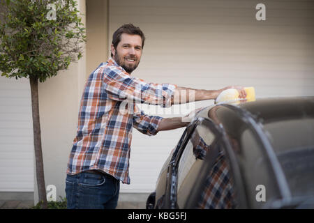 Porträt des Menschen ein Auto waschen an einem sonnigen Tag Stockfoto