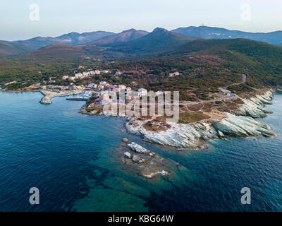 Luftaufnahme von kurvenreichen Straßen der französischen Küste. Barcaggio. Cap Corse, den nördlichsten Punkt der Insel Giraglia Stockfoto