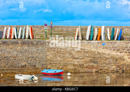 Gespeichert Boote in einer Reihe auf der Pier von Roscoff Hafen Stockfoto