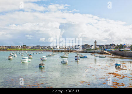 Dorf und Jachthafen von Roscoff, Bretagne, Frankreich Stockfoto