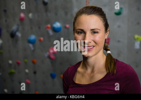 Portrait von lächelnd weibliche Athleten stehen in der Turnhalle Stockfoto