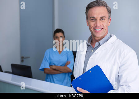Portrait von Ärzten gegen die Wand an der Medizinischen Klinik stehend Stockfoto
