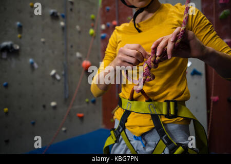 Mittelteil der weiblichen Athleten binden Seil beim Stehen in der Health Club Stockfoto