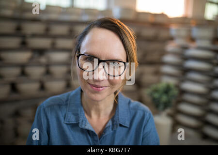 Portrait von glücklichen Frau Töpfer in Keramik shop Stockfoto