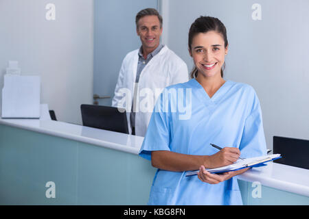 Portrait von lächelnden Ärzte gegen die Wand an der Klinik stehen Stockfoto