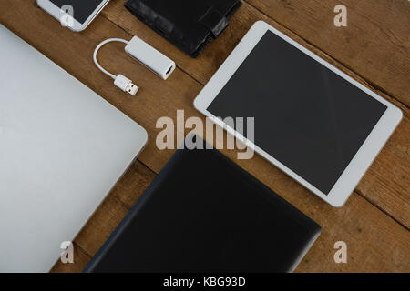 Die Gemeinkosten der verschiedenen elektronischen Gadgets auf Holzbrett Stockfoto