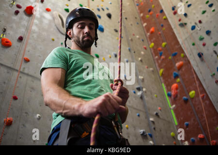 Low Angle View der männlichen Athleten binden Seil beim Stehen in der Health Club Stockfoto