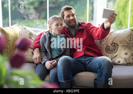 Vater und Tochter ein selfie zu Hause Stockfoto