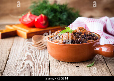 Schüssel mit schwarzen Bohnen Chili mit beaf, Fleisch Eintopf in Keramik Schüssel auf Land Tabelle Stockfoto