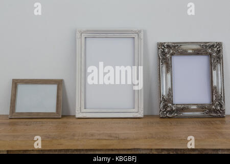 Vielzahl von Frames auf hölzernen Tisch angeordnet Stockfoto