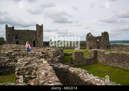 Kind an Llansteffan Schloss. Stockfoto