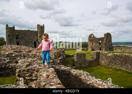 Kind an Llansteffan Schloss. Stockfoto