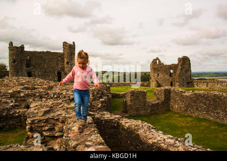 Kind an Llansteffan Schloss. Stockfoto