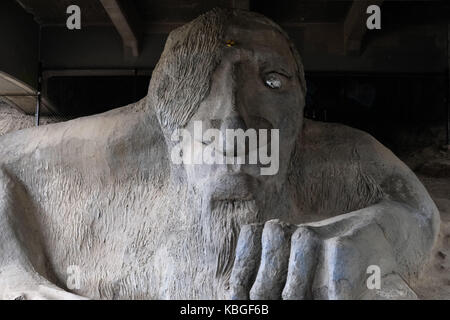 Die Fremont Troll, die unter die Fremont Bridge in der Fremont Gegend von Seattle, Washington, USA befindet. Stockfoto