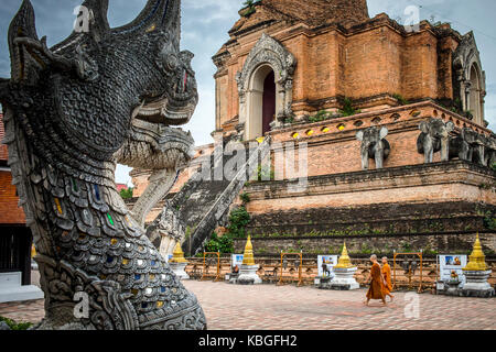 Naga und alte Chedi oder Pagode aus Backstein im Wat Chedi Luang Tempel, Chiang Mai, Thailand Stockfoto