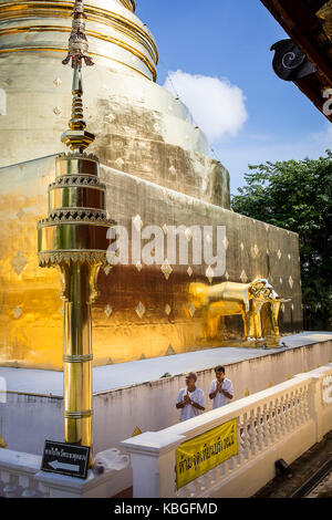 Gläubige beten, Goldchedi, im Wat Phra Singh Tempel, Chiang Mai, Thailand Stockfoto