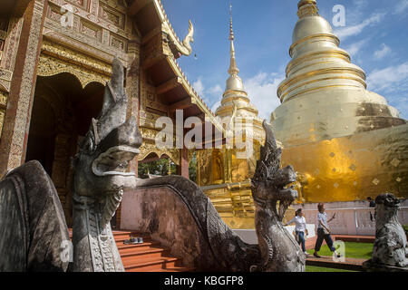 Mann und Frau, Paar, im Tempel Wat Phra Singh, Chiang Mai, Thailand Stockfoto