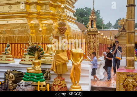 Menschen beten, Wat Phra That Doi Suthep Tempel von Chiang Mai, Thailand Stockfoto
