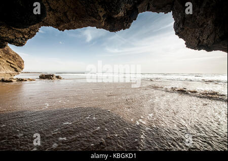 Blick von einer Höhle an der Atlantikküste in der Nähe von Essaouira, Marokko Stockfoto