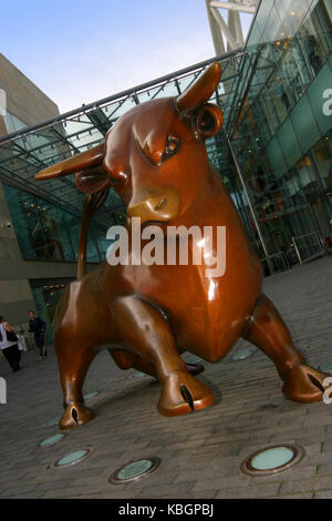 Bronze Bull außerhalb der Stierkampfarena Stierkampfarena Birmingham, von Bildhauer Laurence Broderick. AKA The Guardian, oder brummie der Stier, Stockfoto