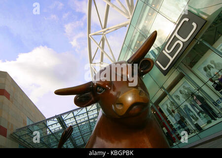 Bronze Bull außerhalb der Stierkampfarena Stierkampfarena Birmingham, von Bildhauer Laurence Broderick. AKA The Guardian, oder brummie der Stier, Stockfoto