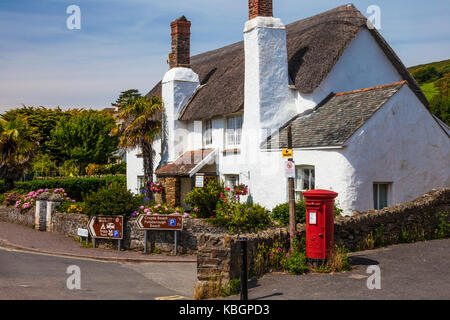 Eine hübsche reetgedeckte Gästehaus im Croyde, Devon. Stockfoto