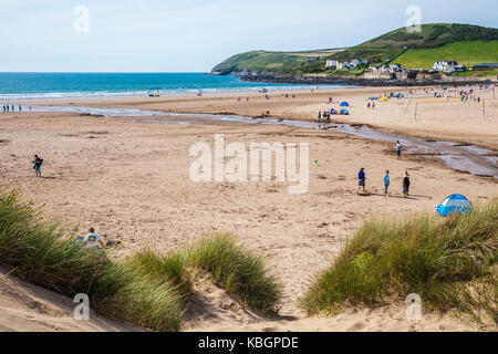 Der Sandstrand von Croyde in Devon während der Sommerferien. Stockfoto