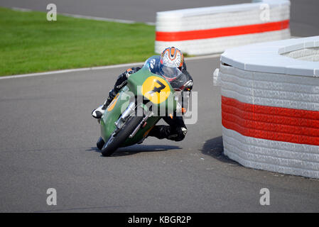 1962 Norton Manx 500 im Besitz von Susan Barford, gefahren von Jeremy McWilliams, Rennen beim Goodwood Revival 2017 Stockfoto