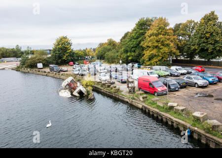 Ein gesunkenes Boot wie von der Hängebrücke Port Hampton's Platts Eyot in Hampton, London, UK gesehen Stockfoto