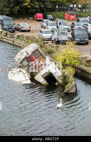 Ein gesunkenes Boot wie von der Hängebrücke Port Hampton's Platts Eyot in Hampton, London, UK gesehen Stockfoto